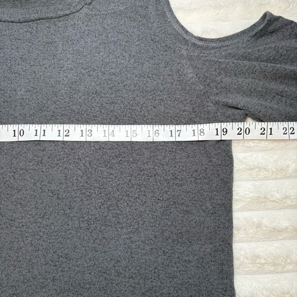 Good American Cold Shoulder Oversized Lightweight Long Sleeve Sweater Gray - Picture 6 of 8